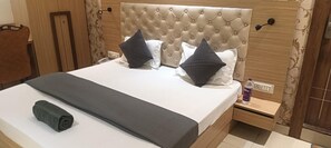 Deluxe Room | Egyptian cotton sheets, premium bedding, memory foam beds, free WiFi - Hotel Bella Casa (Purnia)