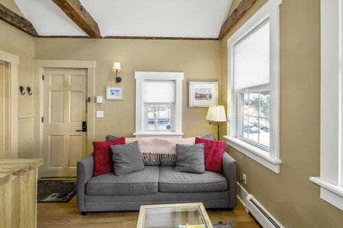 Artist Studio - 1BR Condo in Stowe Village Historic District