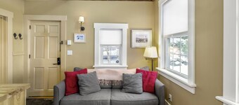 Artist Studio - 1BR Condo in Stowe Village Historic District