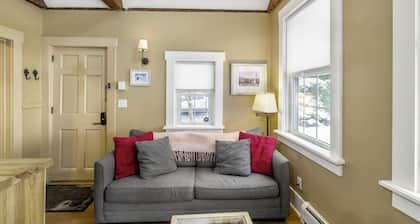 Artist Studio - 1BR Condo in Stowe Village Historic District