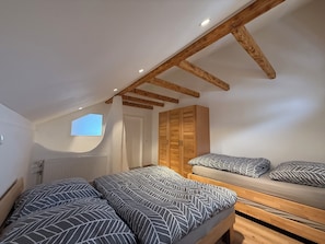 1 bedroom, desk, free WiFi, bed sheets