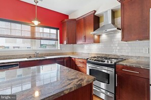 Fridge, microwave, oven, stovetop - HUGE World Cup dream house! 4 BR, 2 parking spots, by subway in South Philly! (Philadelphia)