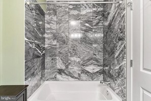 Vasca idromassaggio, asciugacapelli, asciugamani, sapone