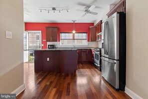 Fridge, microwave, oven, stovetop - HUGE World Cup dream house! 4 BR, 2 parking spots, by subway in South Philly! (Philadelphia)