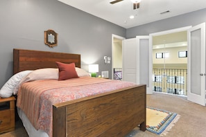 Iron/ironing board, WiFi, bed sheets - Pool, Hot Tub, 3 bedrooms 3 bathrooms walkable cute neighborhood near downtown. (Houston)