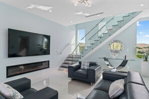 Smart TV, fireplace, books, stereo - Luxury Villa. Massive Pool & Jacuzzi. Boat Dock. Outdoor Kitchen & Elevator (Marathon)