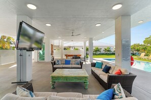 Smart TV, fireplace, books, stereo - Luxury Villa. Massive Pool & Jacuzzi. Boat Dock. Outdoor Kitchen & Elevator (Marathon)
