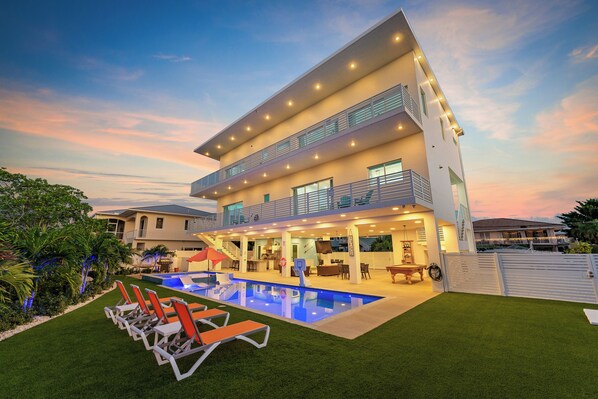 Outdoor pool, a heated pool - Luxury Villa. Massive Pool & Jacuzzi. Boat Dock. Outdoor Kitchen & Elevator (Marathon)