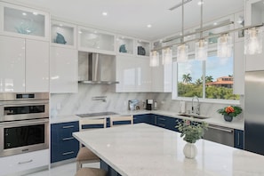 Fridge, microwave, oven, stovetop - Luxury Villa. Massive Pool & Jacuzzi. Boat Dock. Outdoor Kitchen & Elevator (Marathon)