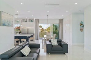 Smart TV, chimenea, libros y estéreo 