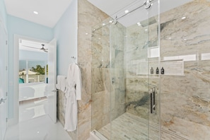 Hair dryer, towels, soap, shampoo - Luxury Villa. Massive Pool & Jacuzzi. Boat Dock. Outdoor Kitchen & Elevator (Marathon)
