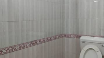 Quarto triplo | Banheiro | Produtos de toalete grátis, toalhas de banho, sabonete, shampoo