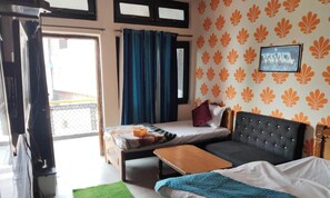 Dreibettzimmer | Zustellbetten, kostenloses WLAN, Bettwäsche