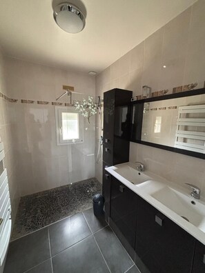 Bathroom - Vrbo Property (Cléder)