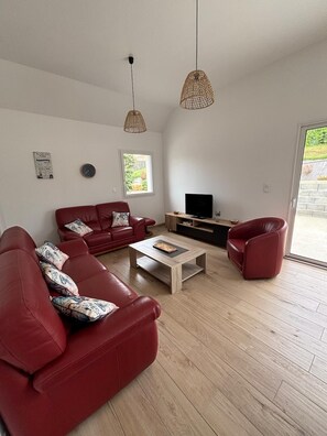 Living area - Vrbo Property (Cléder)