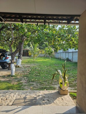 Property grounds - Honey Beach House (San Luis Talpa)