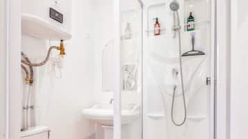 Haartrockner, Handtücher, Seife, Toilettenpapier