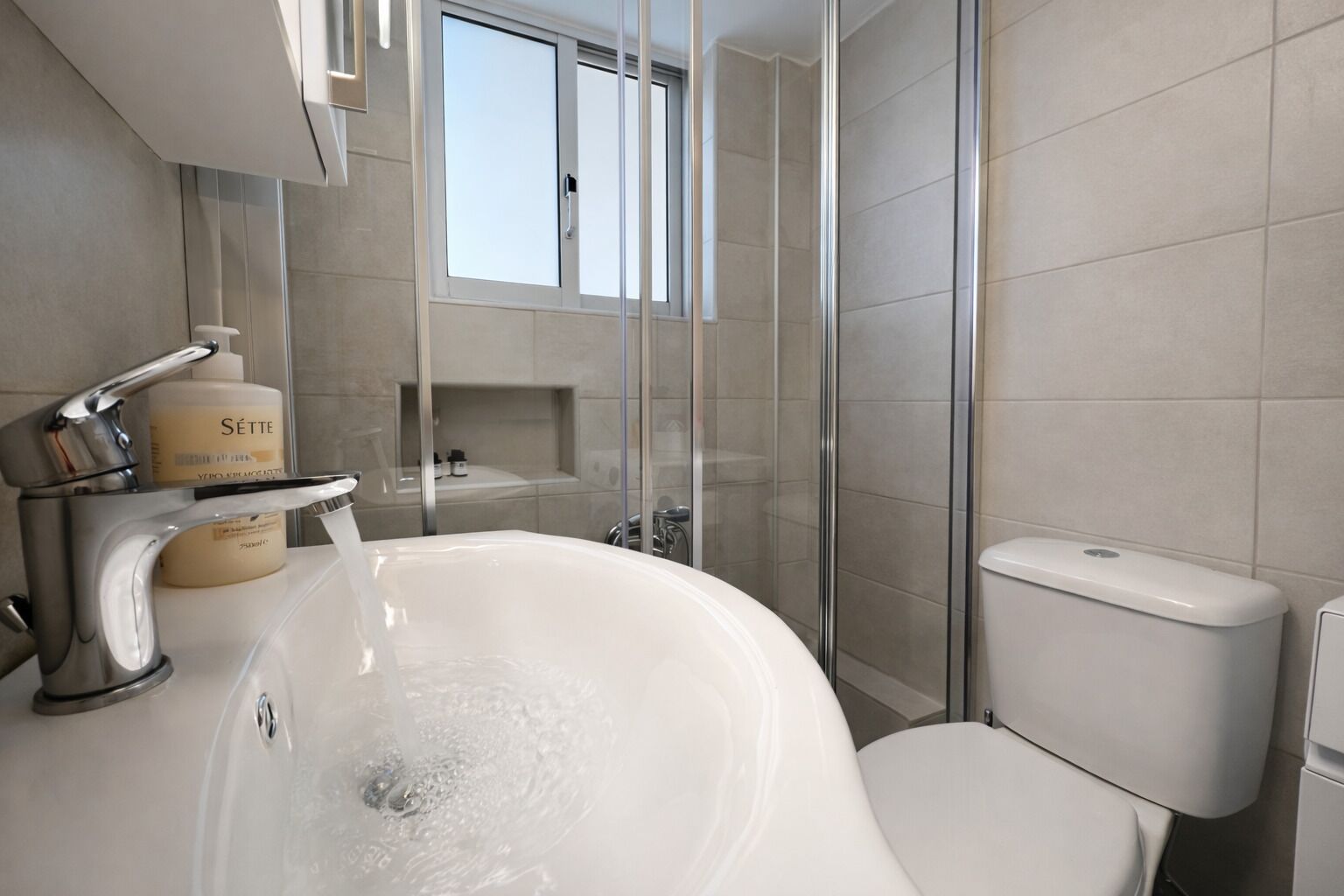 Hårtørrer, håndklæder, Sæbe, Toiletpapir