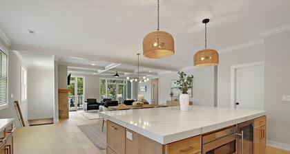 NEW LUXURY Condo - Walk to The Abbey! Sleeps 10! Fontana-on-Geneva Lake