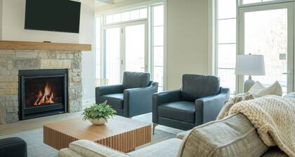 NEW LUXURY Condo - Walk to The Abbey! Sleeps 10! Fontana-on-Geneva Lake