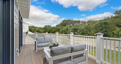NEW LUXURY Condo - Walk to The Abbey! Sleeps 10! Fontana-on-Geneva Lake