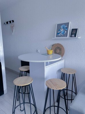 Dining - Studio with balcony and private parking (Le Grau-du-Roi)
