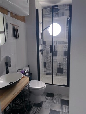 Bathroom - Studio with balcony and private parking (Le Grau-du-Roi)