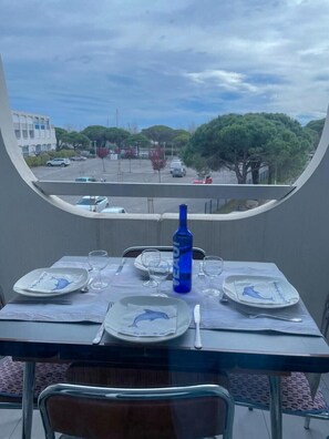 Outdoor dining - Studio with balcony and private parking (Le Grau-du-Roi)