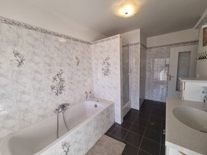 Hair dryer - 90m² apartment with balcony and parking (Arcachon)