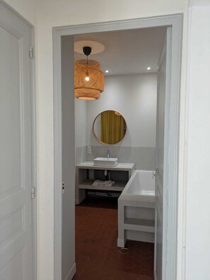 Shower, towels - Apartment near Parc Vendôme (Aix-en-Provence)