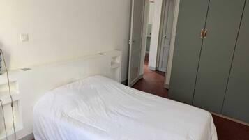 1 bedroom, bed sheets