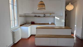 Fridge, oven, dishwasher, coffee/tea maker