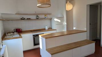 Fridge, oven, dishwasher, coffee/tea maker