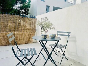 Outdoor dining - Studio with terrace and parking near the Old Port (La Rochelle)