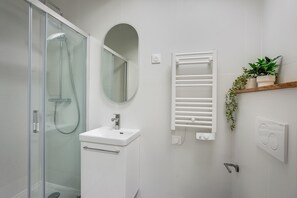 Shower, hair dryer, towels - Bright Studio at Nation, Paris 12th (Paris)