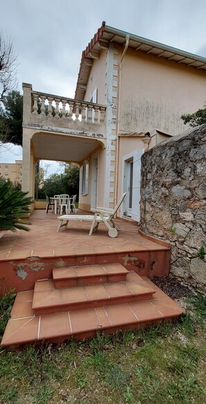Terrace/patio - Garden house, 5 mins from Sanary Port (Sanary-sur-Mer)