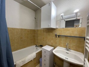 Bathroom - 55sqm flat, balconies, Pra-Loup view (Barcelonnette)