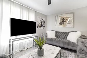 Living area - Corporate, Medical & Insurance Housing Near 95 (Colonial Heights)