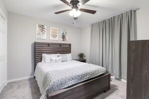 3 habitaciones, tabla de planchar con plancha, wifi y ropa de cama 