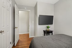 3 bedrooms, iron/ironing board, WiFi, bed sheets - Furnished 3BR Corporate Rental in Petersburg (Petersburg)