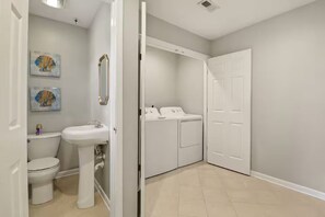 Hair dryer, towels, soap - Furnished 3BR Corporate Rental in Petersburg (Petersburg)
