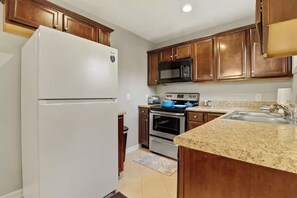 Private kitchen - Furnished 3BR Corporate Rental in Petersburg (Petersburg)