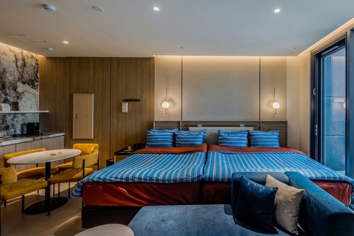 Artículos del minibar gratis y espacio para trabajar con laptop 
