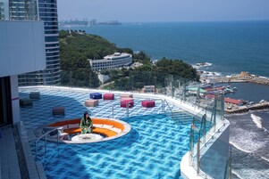 Una piscina al aire libre, sillones reclinables de piscina