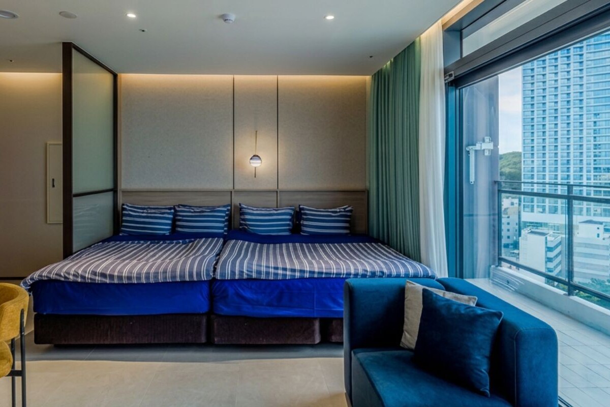 Small Suite Enormous Bed (Ocean) | Minibar contenant certains articles gratuits