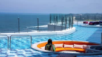 室外游泳池,14:00 至 22:00 开放,日光浴躺椅