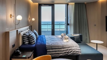 Artículos del minibar gratis y espacio para trabajar con laptop 