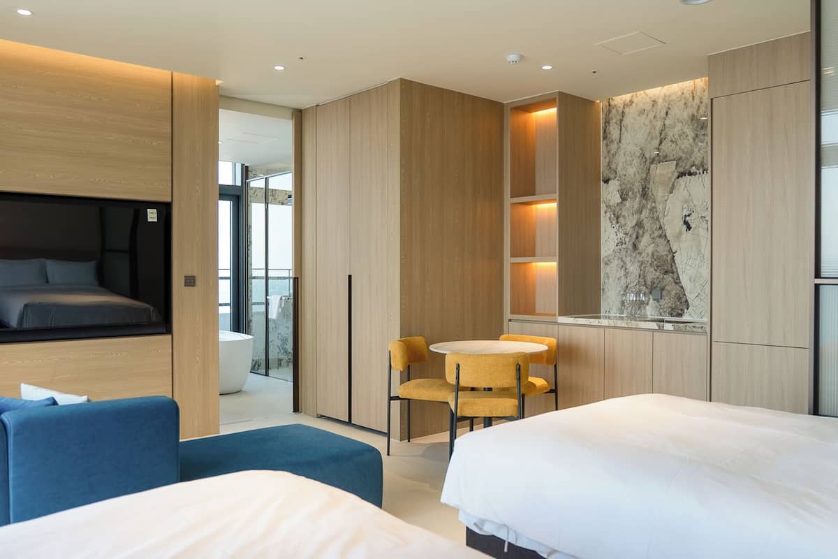 Medium Suite Twin (Ocean)