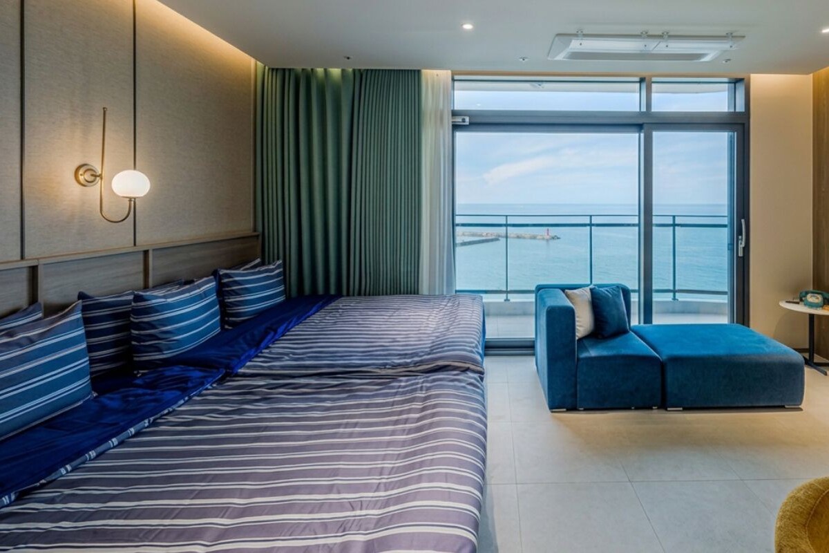 Artículos del minibar gratis y espacio para trabajar con laptop 