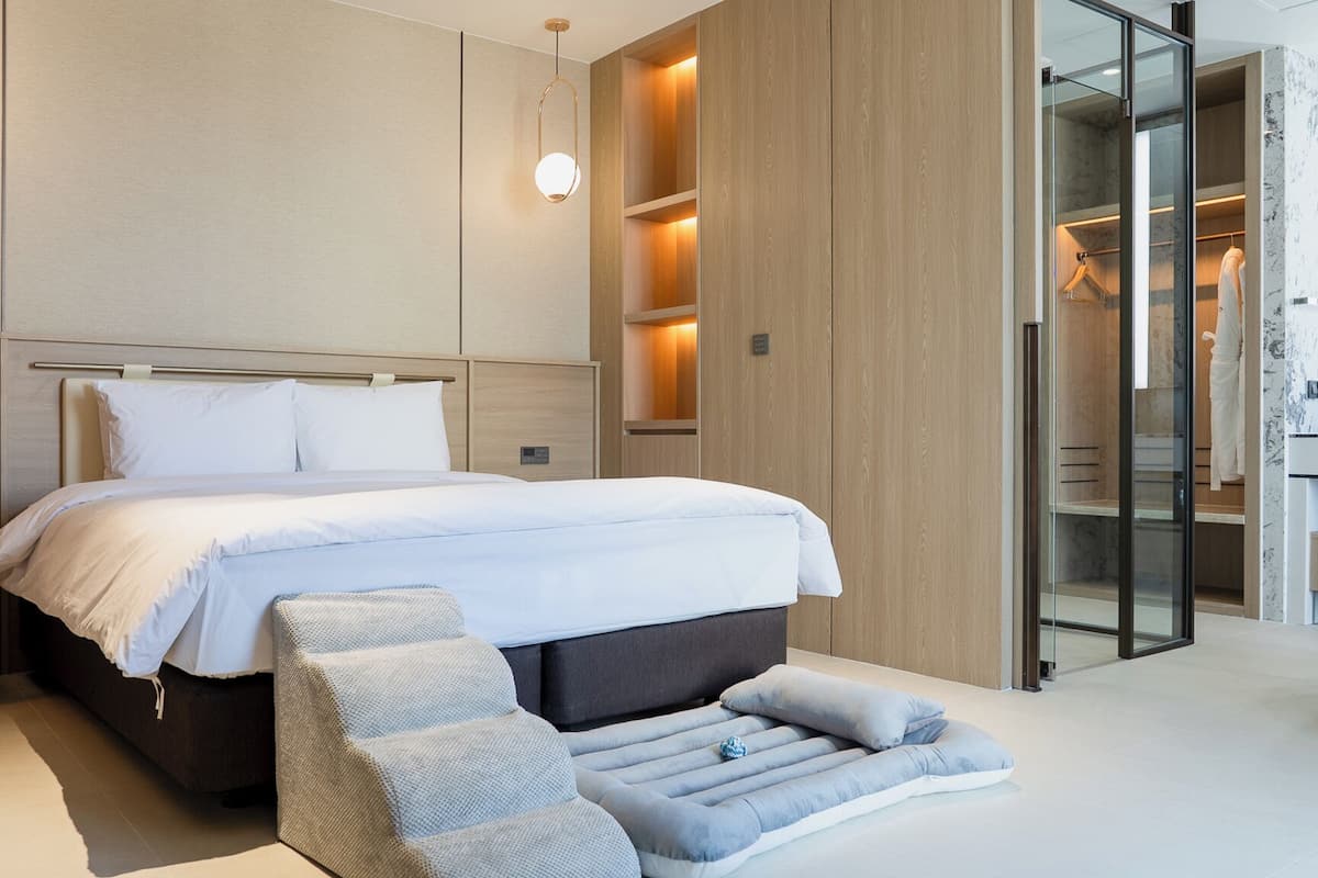 Pet Larger Suite Two Bed (Partial Ocean)